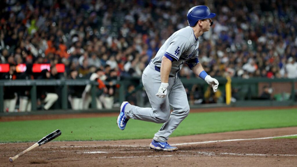 Dodgers vencen en extra innings a Giants en duelo divisional