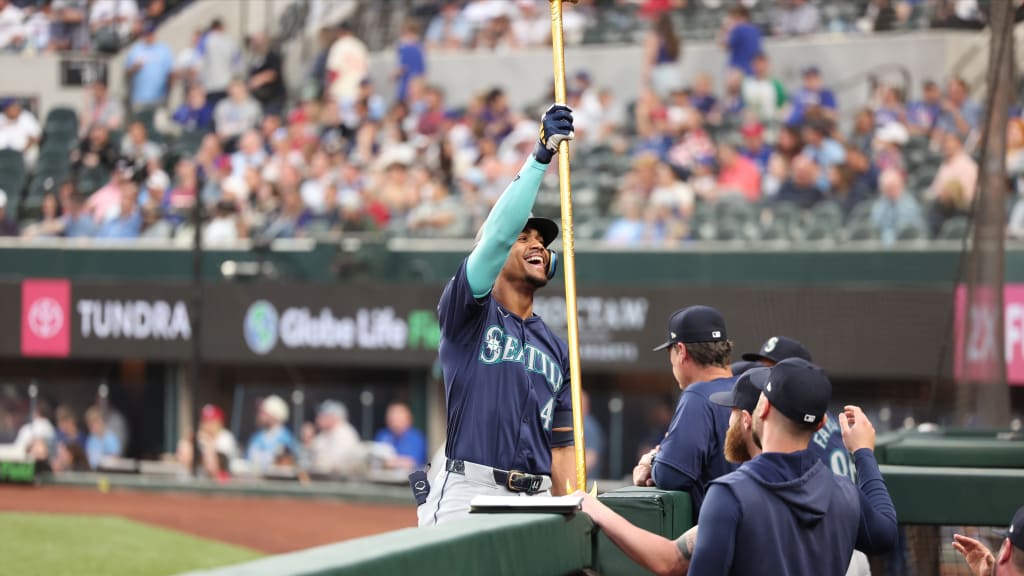 Julio Rodríguez conecta primer jonrón del año, Seattle vence a Rangers y se colocan en la cima de la división
