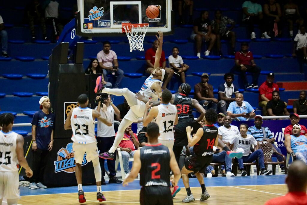 Titanes hunden a Leones en la última posición de la tabla