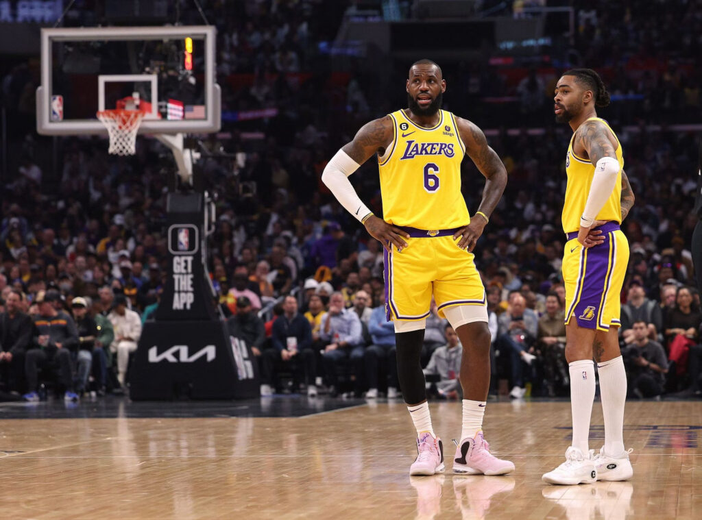 LeBron anota 25 puntos y D’Angelo Russell rompe récord de Kobe en victoria de Lakers