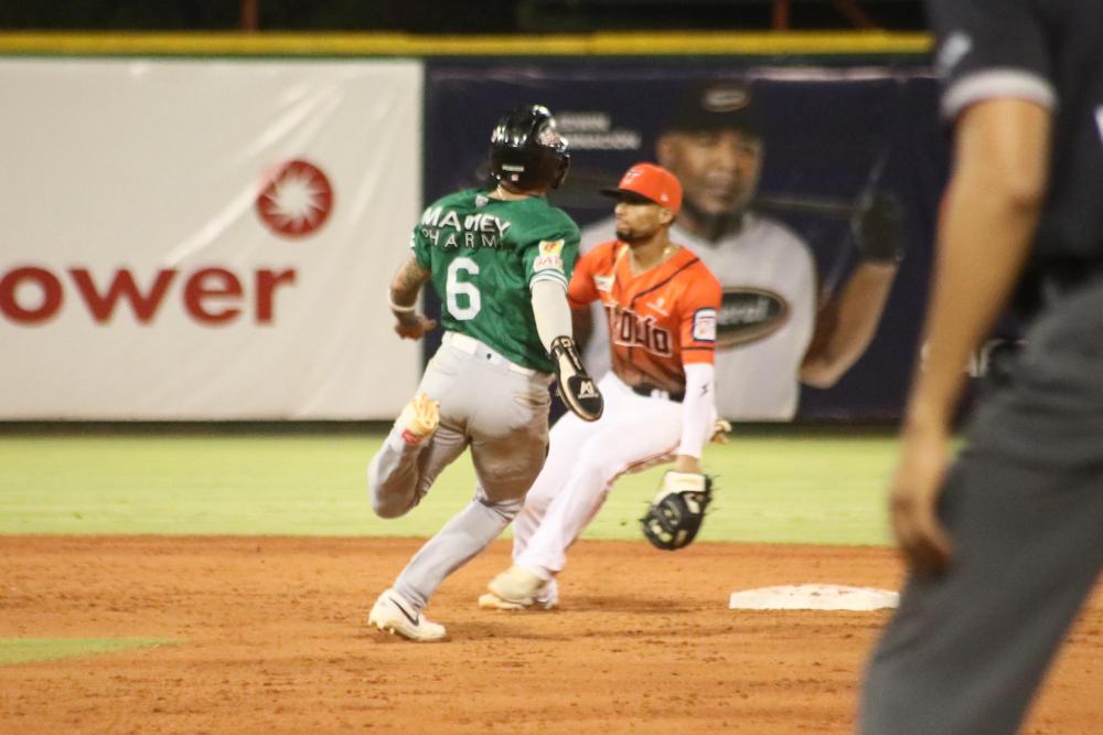 Estrellas Orientales se afianzan con el primer lugar tras vencer a Toros en el Corral