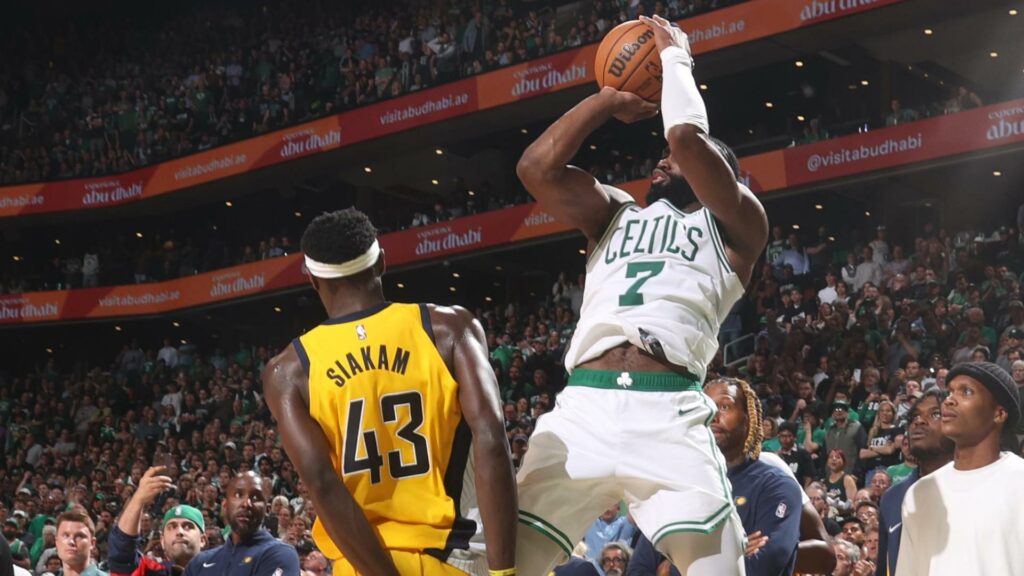 Celtics toman delantera contra Pacers tras vencer en tiempo extra