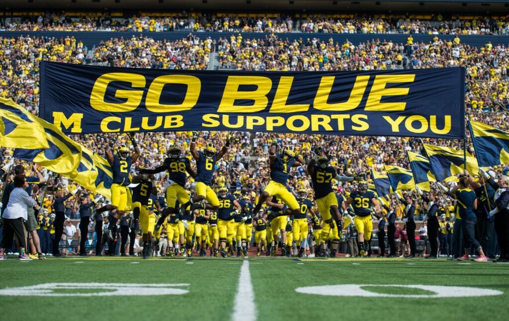 Michigan sigue invicto en el football colegial
