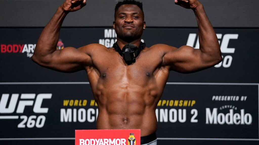 Ngannou dice que probará la barbilla de Joshua en su pelea