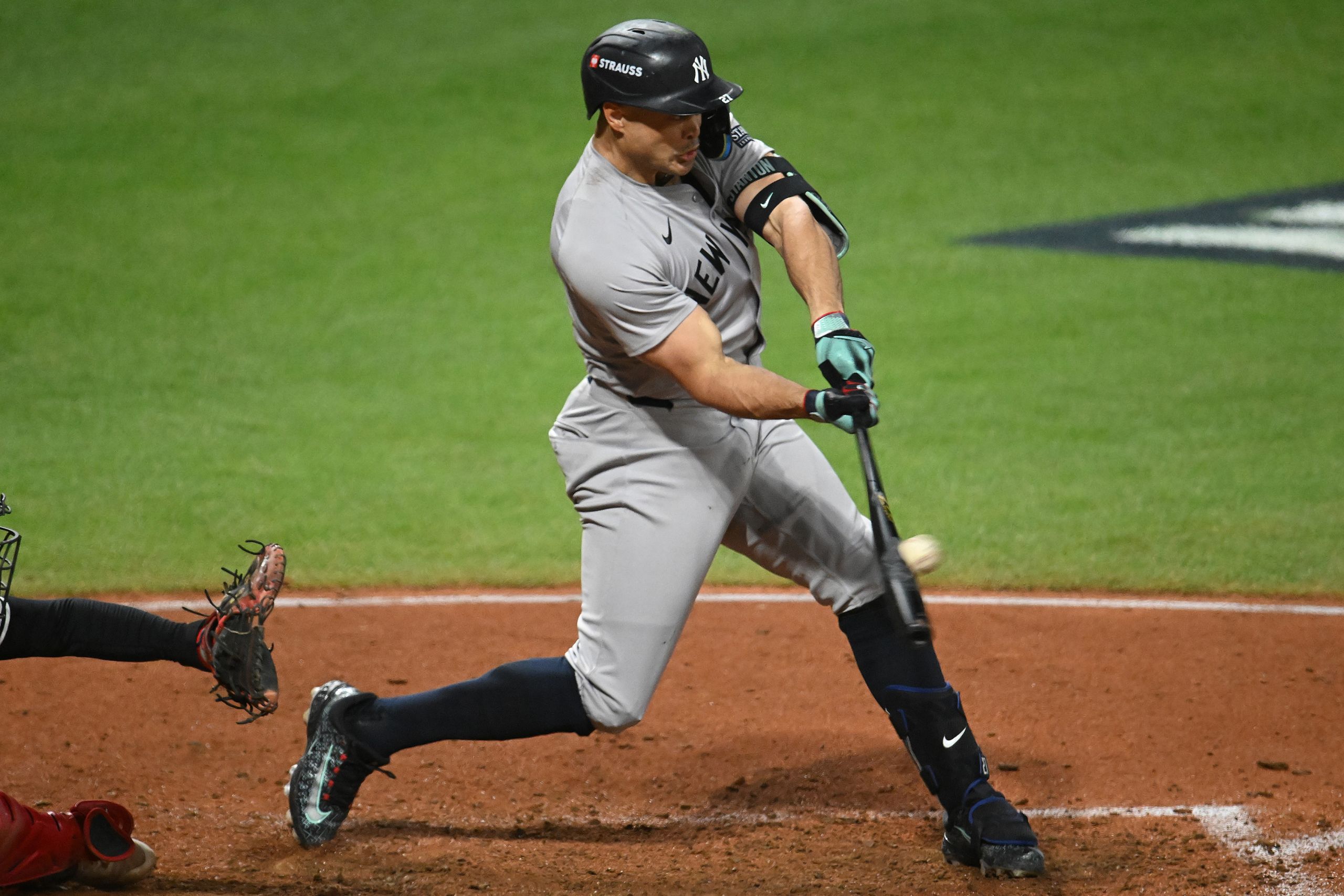 Stanton toma prácticas de bateo en el terreno por primera vez en el año