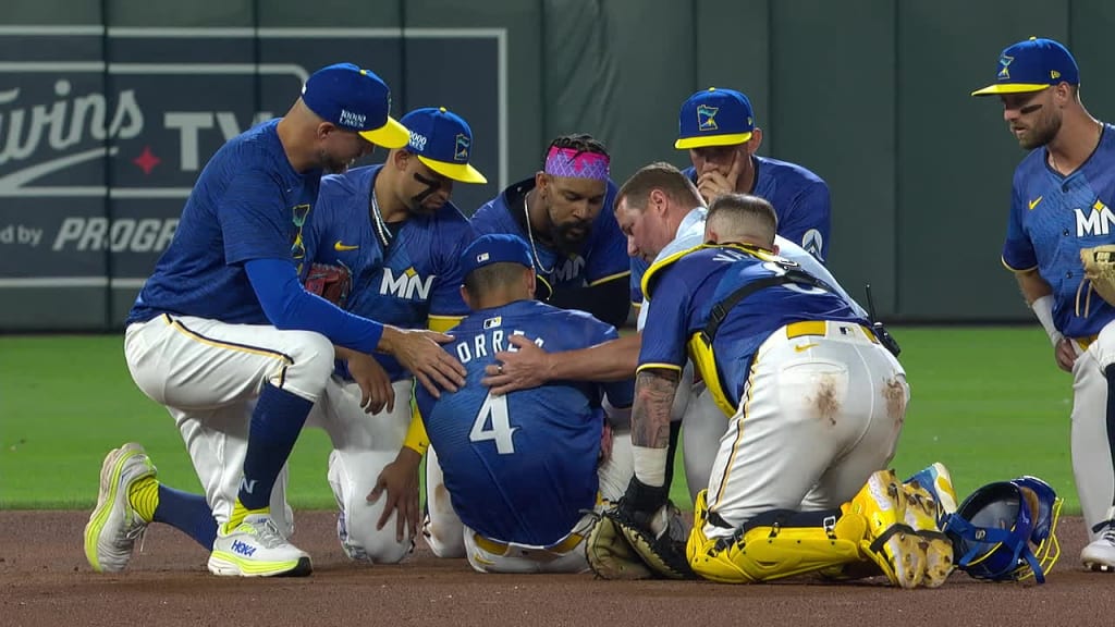 Carlos Correa se lesiona el tobillo tras colisión en la segunda base