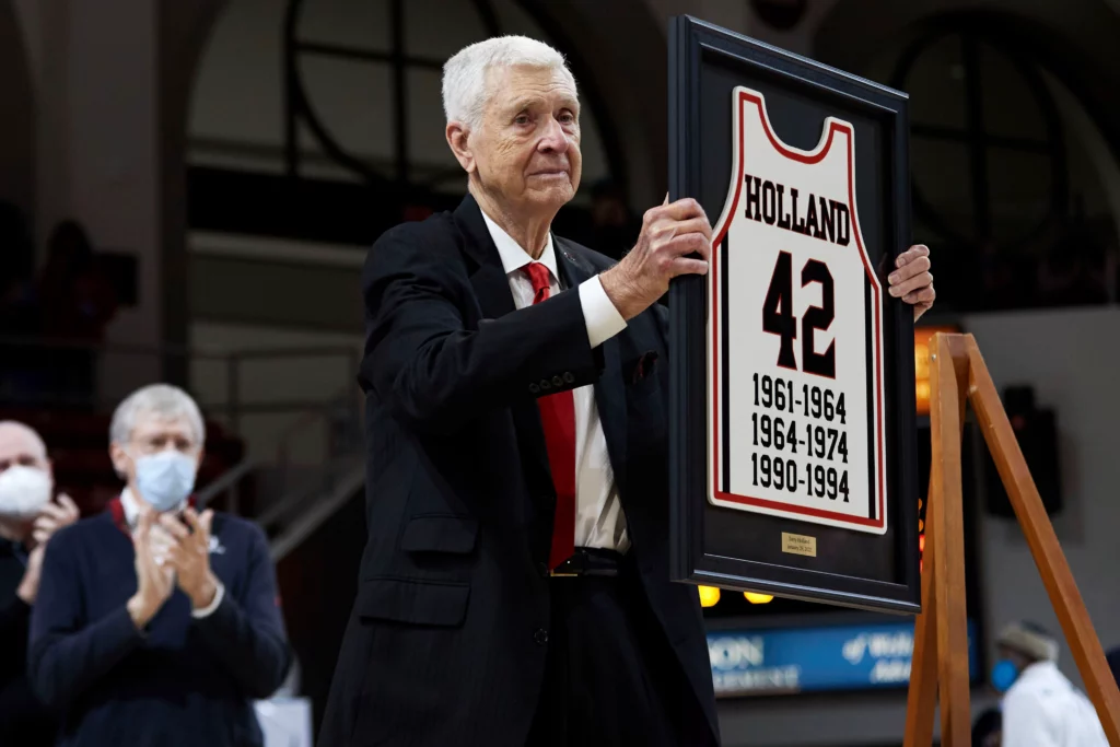 Terry Holland, leyenda de la NCAA, fallece a los 80 años