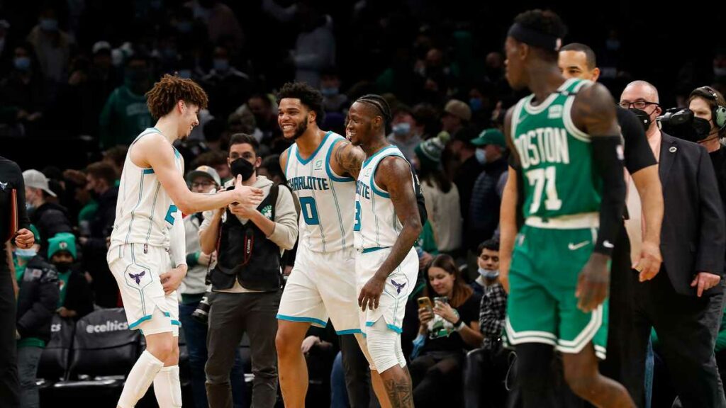Hornets corta racha positiva de los Celtics con una gran noche de LaMelo