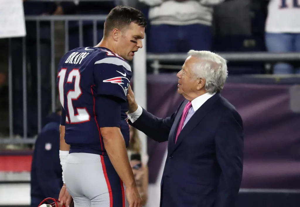 Robert Kraft quiere que Brady se retire en los Patriots
