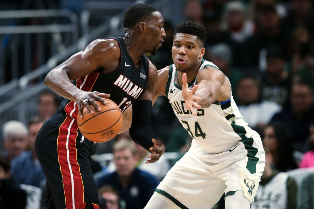 Adebayo brilla con triple doble y el Heat vence a los Bucks por paliza
