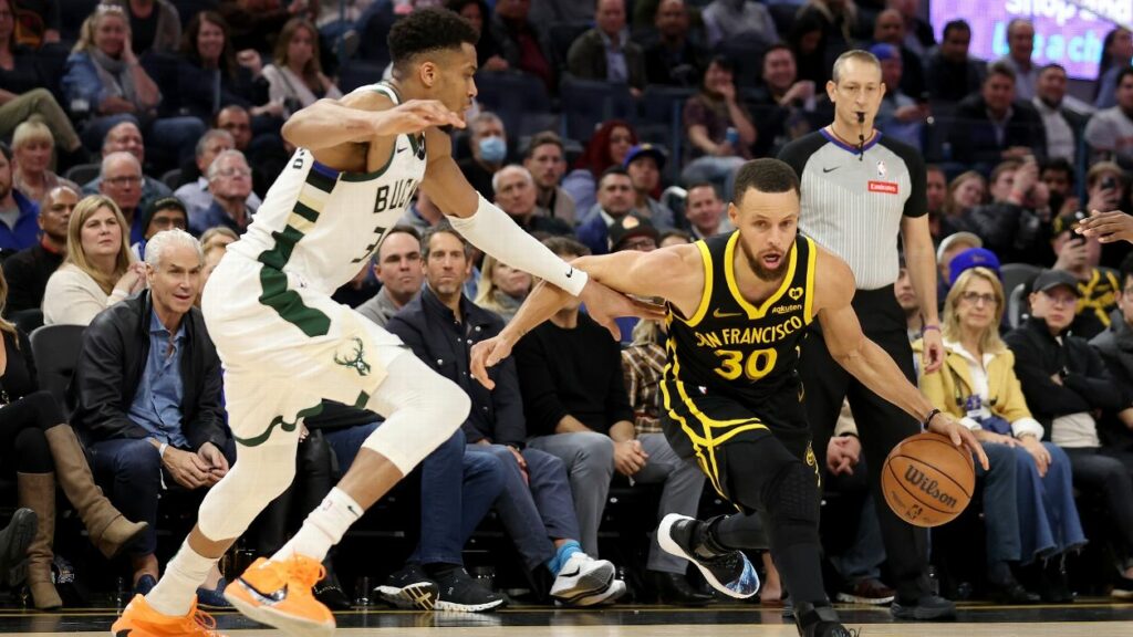 Warriors barren la cancha con los Bucks