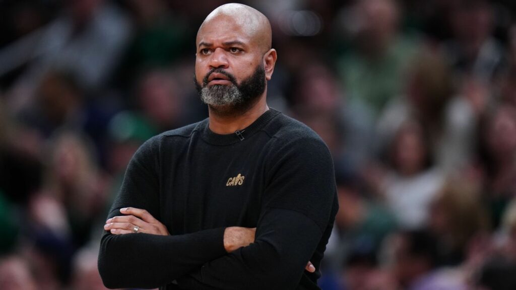 Cavs despiden a su dirigente J.B. Bickerstaff