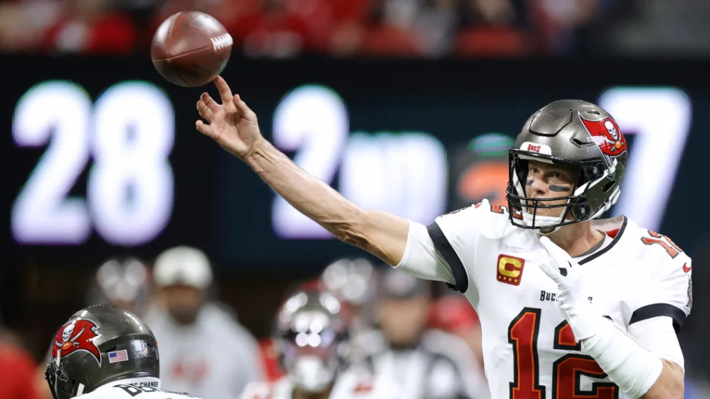 Tom Brady rompe su marca de pases completados en una temporada de NFL