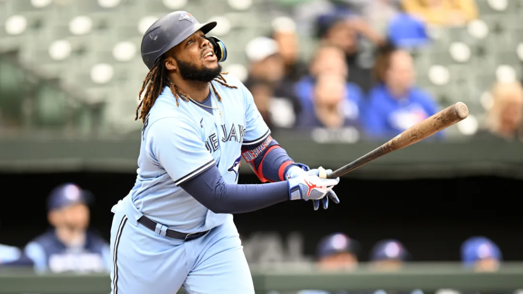 VIDEO: Vladimir Guerrero Jr. casi le pega a una vaca mientras entrena para el 2023