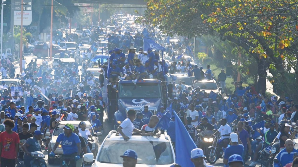 Los Tigres del Licey realizaron ayer su caravana por la victoria