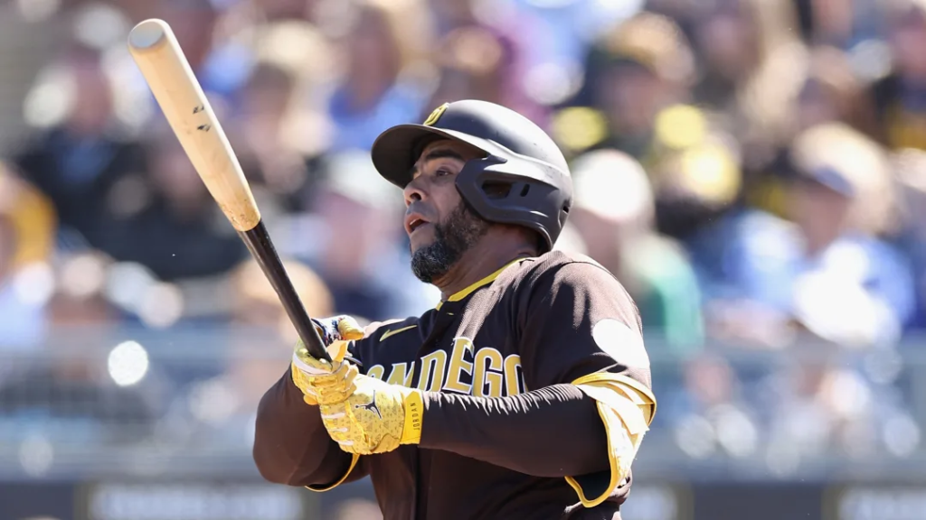 VIDEO: El primer jonrón de Nelson Cruz con los Padres de San Diego