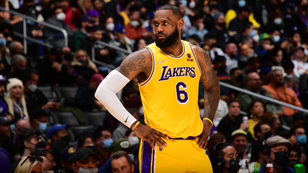 LeBron James no se va a operar en el pie
