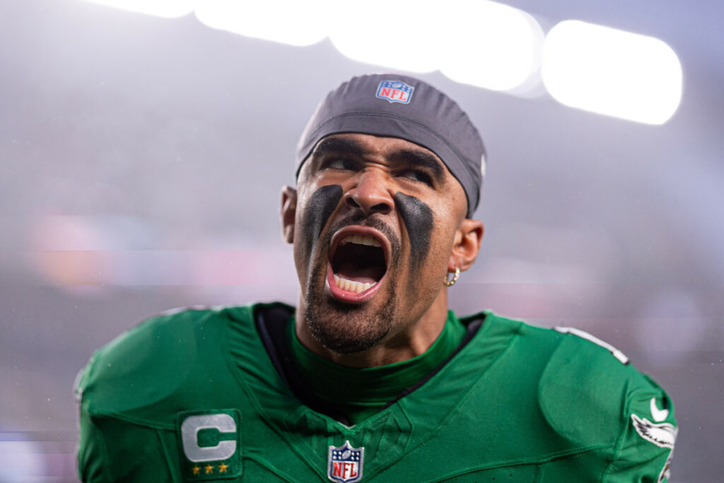 Los Eagles vencen a los Bills con un TD de Hurts
