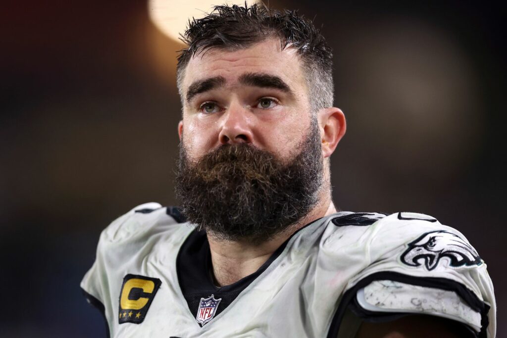 Jason Kelce les dice a compañeros de equipo que se retirará después de derrota en playoffs
