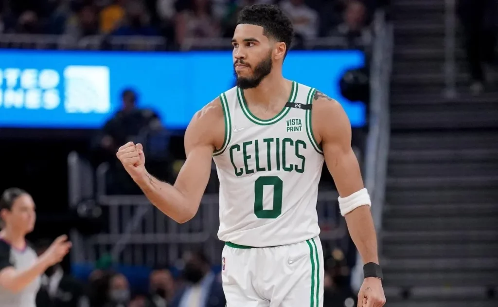 Jayson Tatum se convierte en el más joven con 10,000 puntos en los Celtics