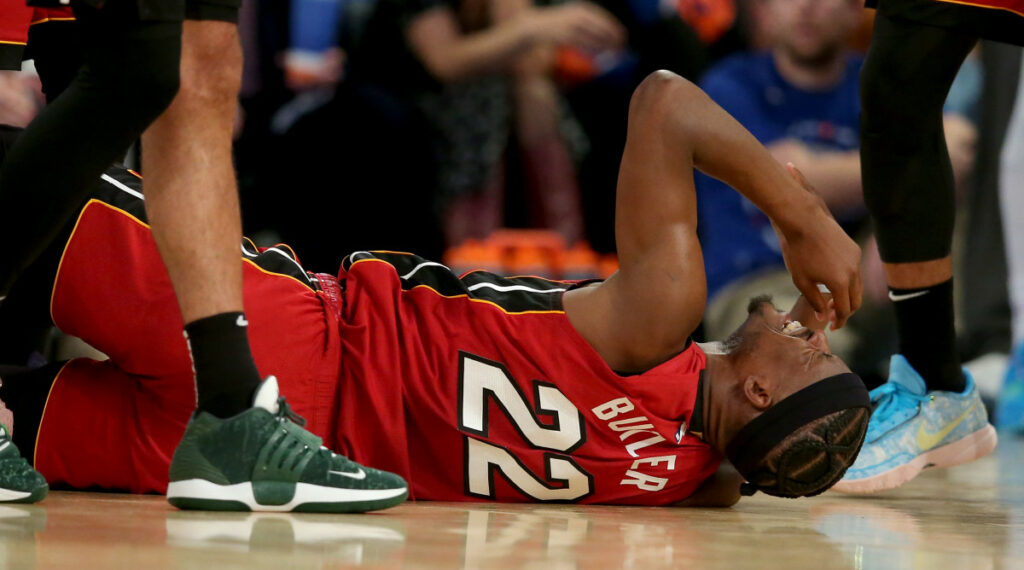 Jimmy Butler se perderá semanas con una lesión en su rodilla derecha