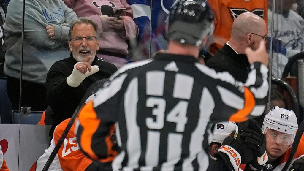 NHL suspende a John Tortorella y lo multan con $50,000