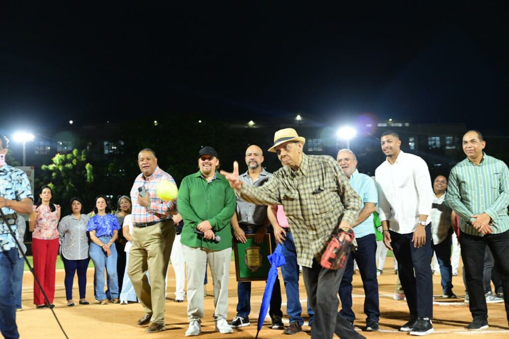 VIDEO: Softbol con sabor a espectáculo: Niní Cáffaro enciende el torneo 2026 del Club de la Farándula