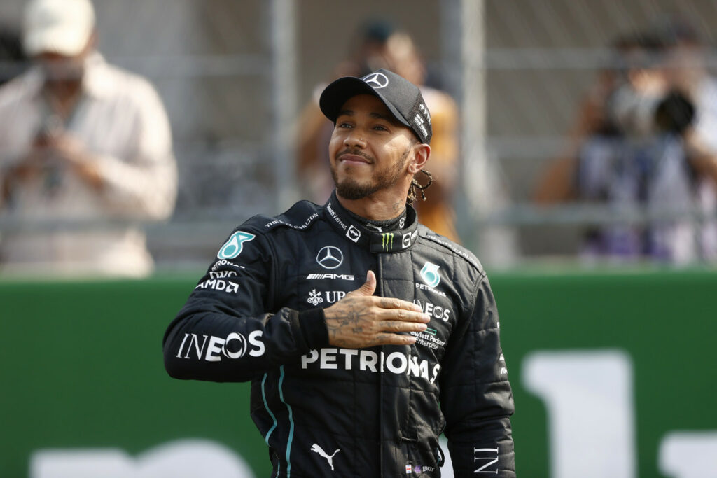 Lewis Hamilton arremete contra la FIA y defiende a Checo Pérez de los ataques de Red Bull