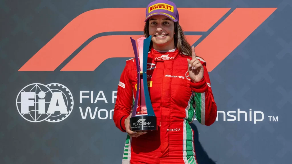 Marta García recibe boleto para la Fórmula Renault Eurocup