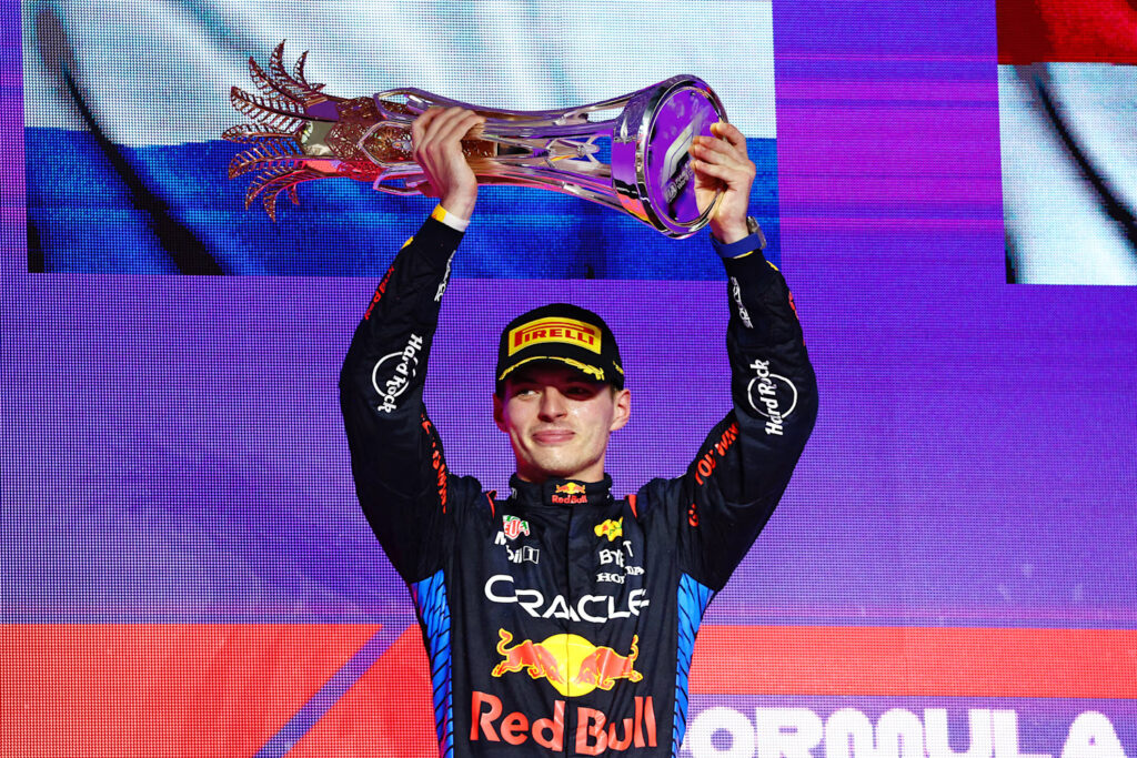 Verstappen gana segunda carrera del año y Red Bull domina en Arabia
