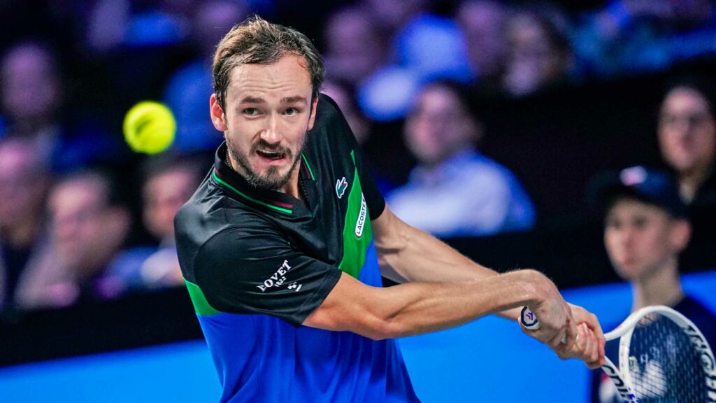 Medvedev alcanza semifinales en Viena tras vencer a Khachanov