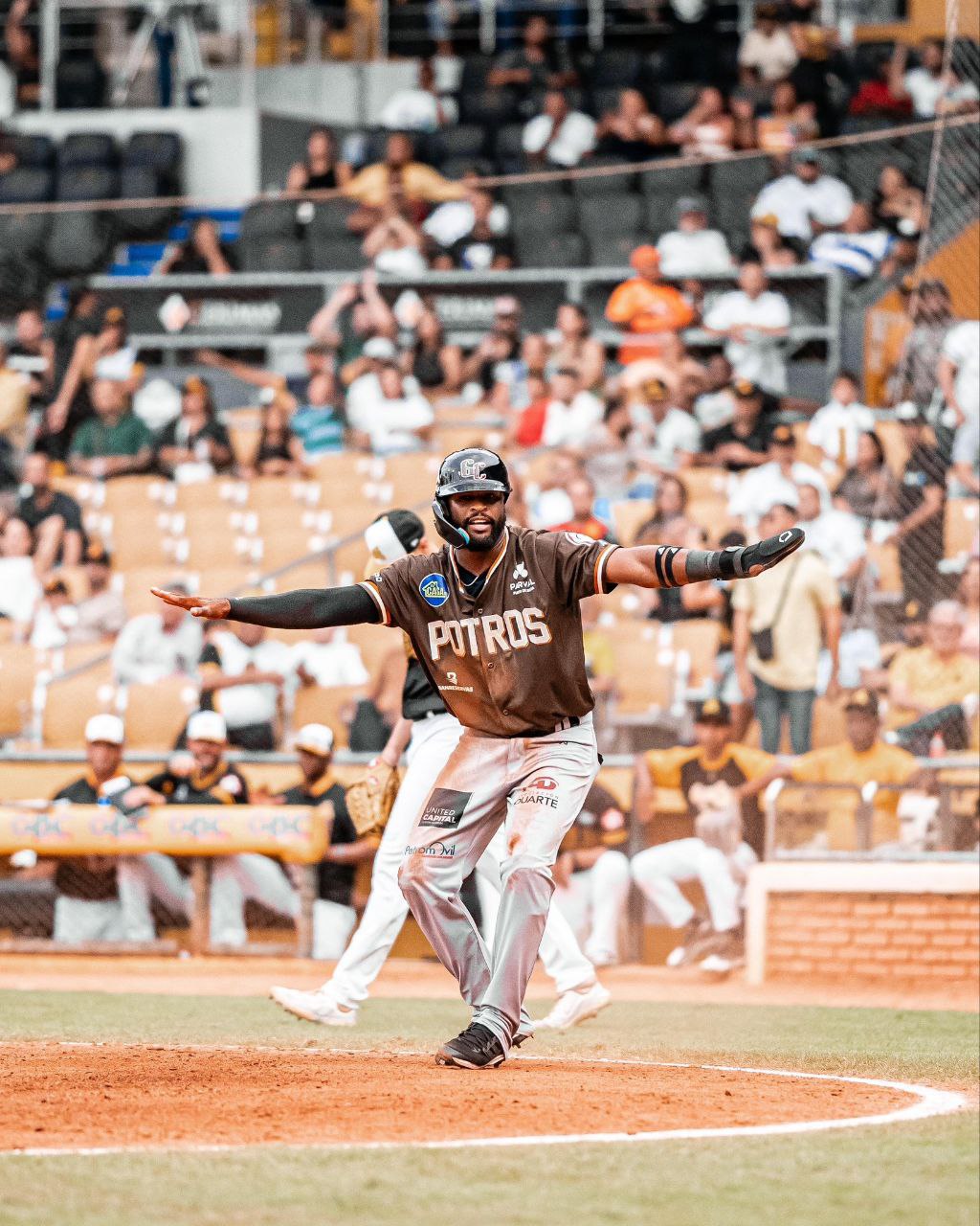 Gigantes blanquean a Águilas Cibaeñas en el Estadio Cibao