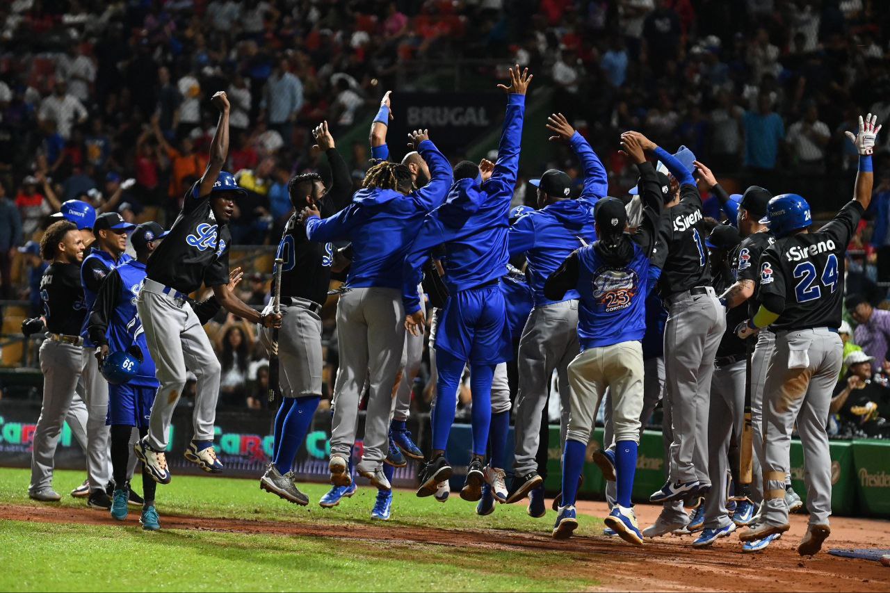 Tigres del Licey vencen a Gigantes del Cibao, empatan en primer lugar con las Estrellas