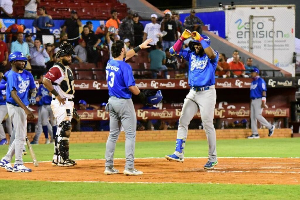 Mel Rojas conecta cuadrangular y el Licey blanquea a los Gigantes en primera victoria