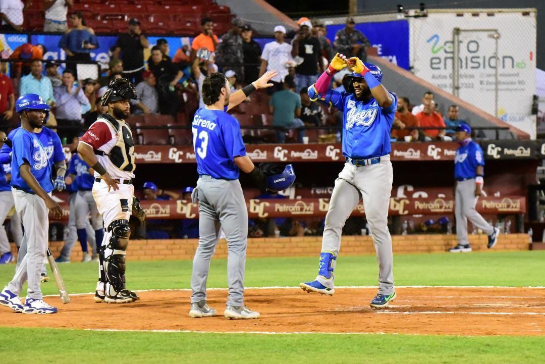 Mel Rojas conecta cuadrangular y el Licey blanquea a los Gigantes en primera victoria
