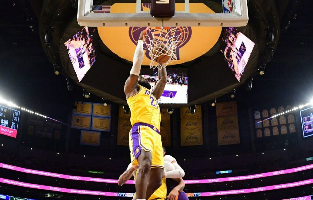 Lakers suman su primera victoria de la temporada