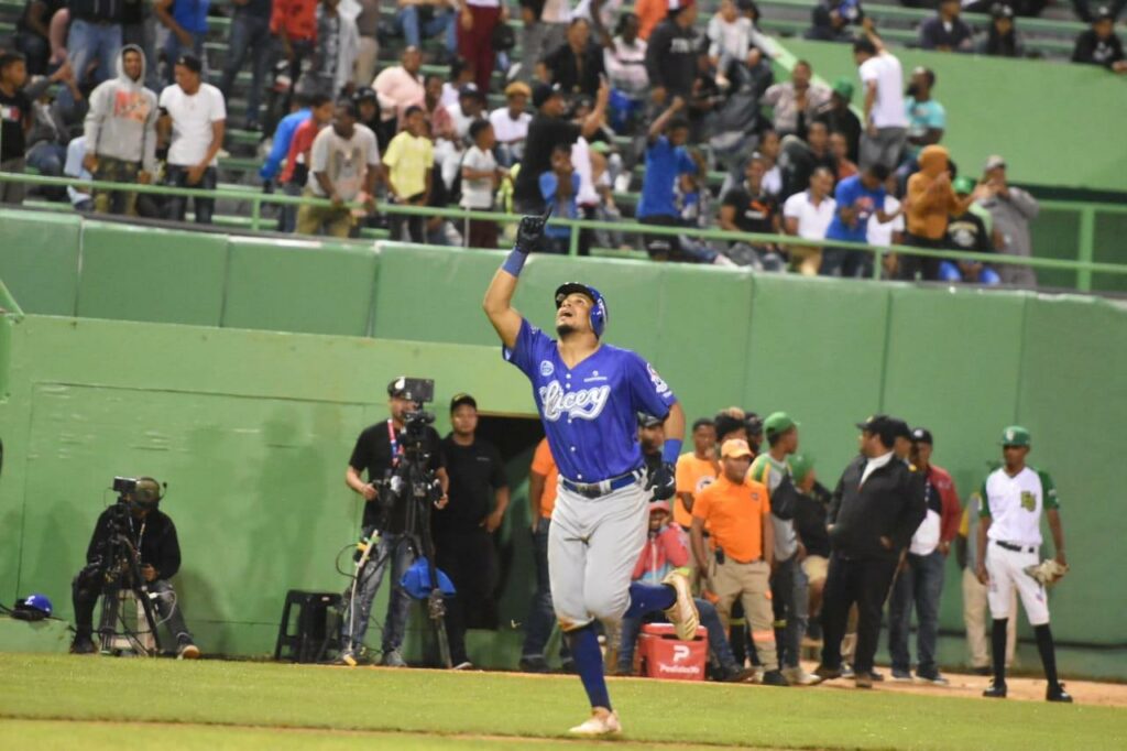 Ramón Hernández decide con jonrón en el noveno, Licey vence a Estrellas