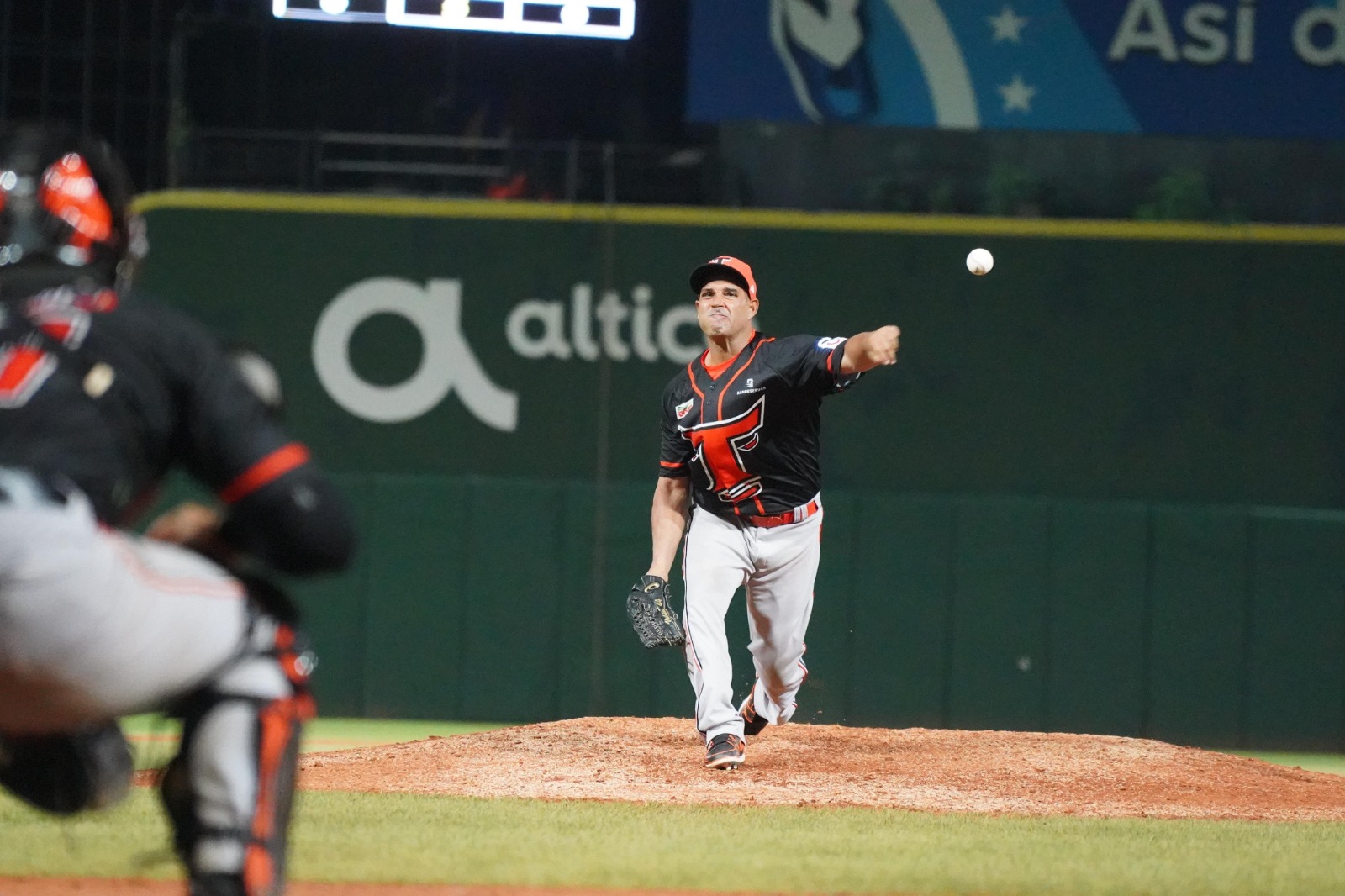 Toros le propinan paliza al Licey con un Raúl Valdés brillante en la lomita