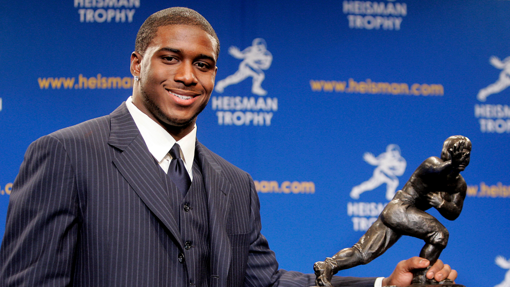 Reggie Bush recupera su trofeo Heisman tras restitución por cambio de reglas