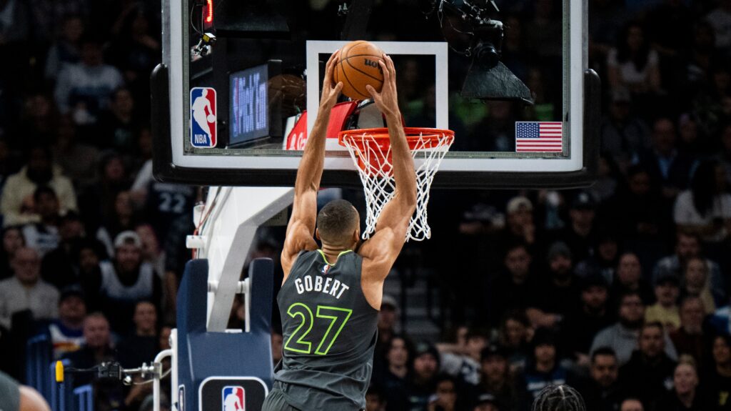 Rudy Gobert comanda a Minnesota sobre San Antonio