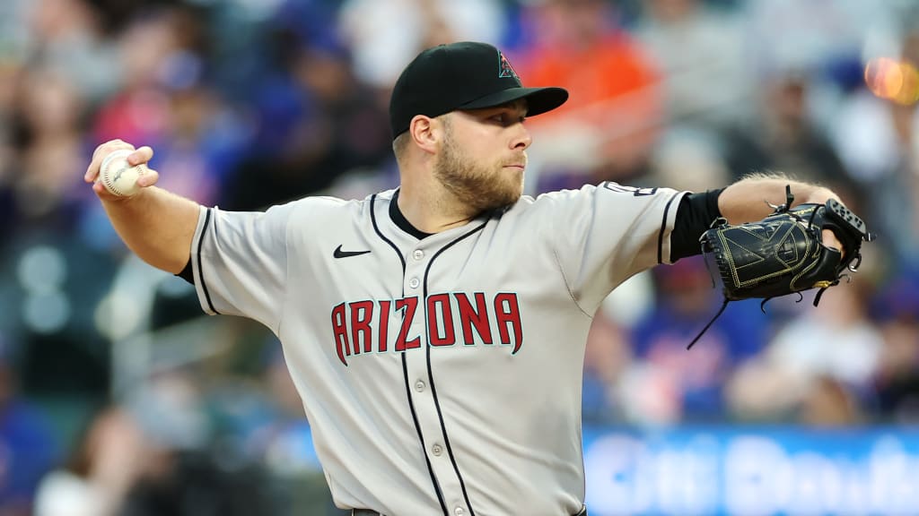 Corbin Burnes a lista de lesionados por 15 días con inflamación en el codo