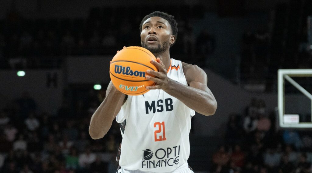 Selom Mawugbe firma con el BAXI Manresa