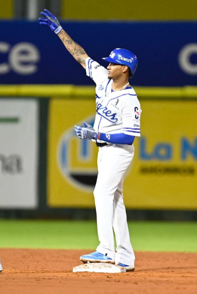 Moyers, Mauricio y Reyes conducen al Licey a vencer a las Águilas