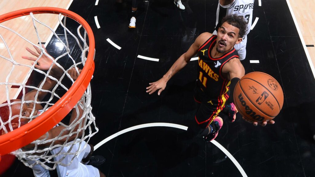 Trae Young guía a los Hawks a la victoria y alcanza marca personal frente a Spurs
