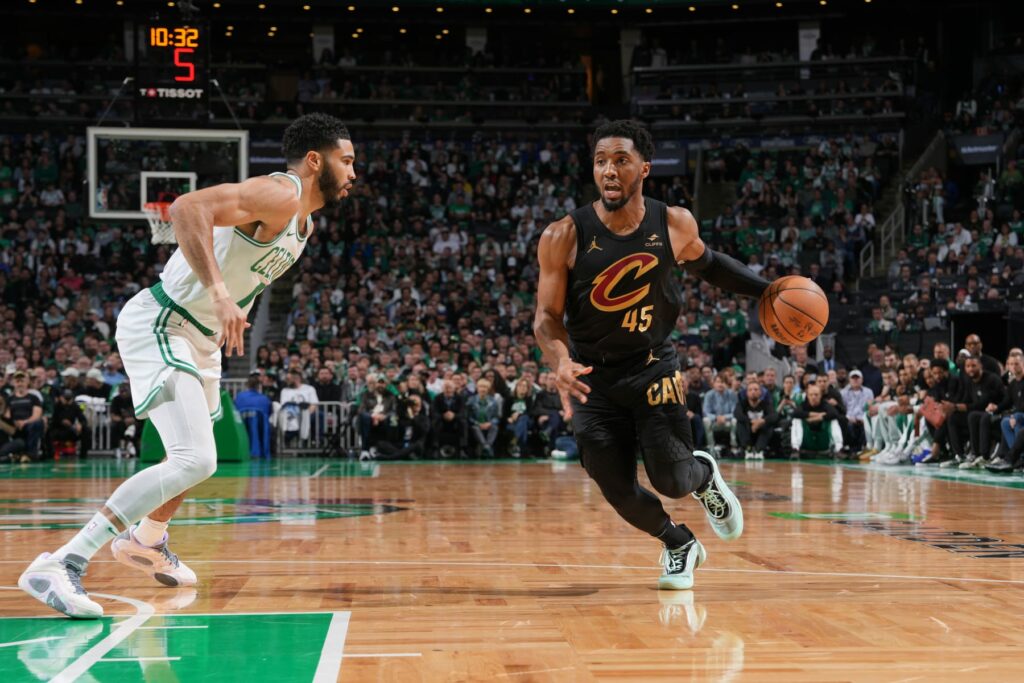 Cavaliers sorprende a Celtics en su casa, igualan la serie a una victoria por bando