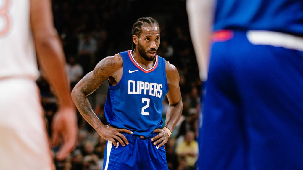 Un Kawhi Leonard abucheado por los fánaticos de los Spurs, guía la victoria de los Clippers