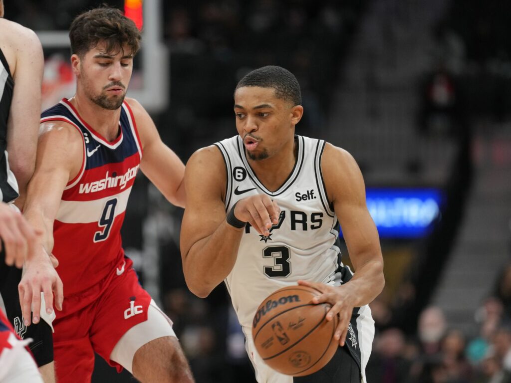 Spurs triunfan con regreso de Wembanyama a las duelas
