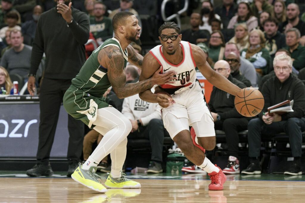 Bucks remontan déficit de 26 puntos y Lillard suma primera victoria frente a Portland en su reencuentro
