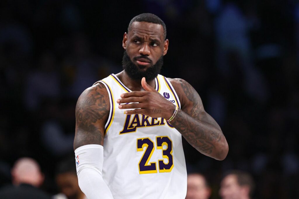 LeBron iguala marca personal de triples y Lakers vencen a Nets en el Barclays