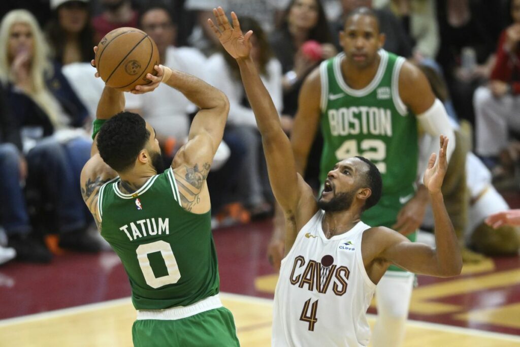Celtics vencen a Cavaliers y se acercan a las finales de conferencia